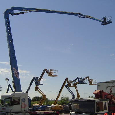 Equipo versátil y robusto para mover materiales en obras. Su diseño articulado permite un alcance extendido.