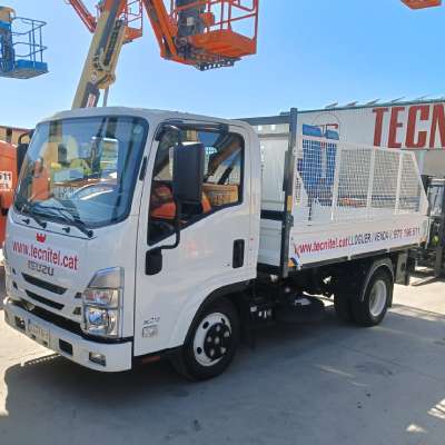 Camión cesta Isuzu ideal para obras y construcción.