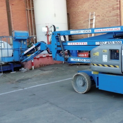 Un diseño articulado permite acceder a espacios complejos con seguridad, mientras su robusta estructura garantiza estabilida.