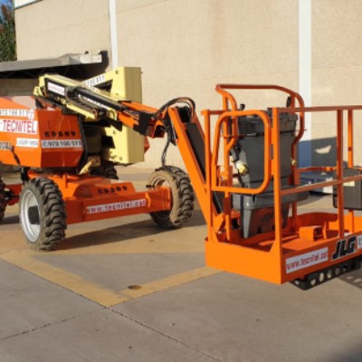 La Plataforma Elevadora JLG 340AJ ofrece alto rendimiento y precisión en trabajos en altura.
