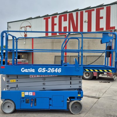 Plataforma Genie GS-2646 utilizada en construcción y mantenimiento industrial, silenciosa y libre de emisiones.