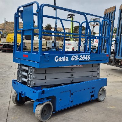 Plataforma Genie GS-2646 utilizada en construcción y mantenimiento industrial.