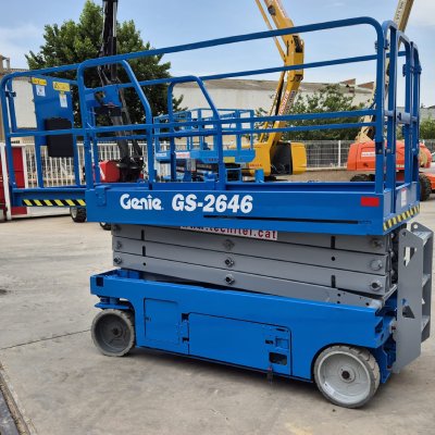 Plataforma de tijera eléctrica Genie GS-2646, ideal para trabajos en altura en interiores y exteriores y utilizada en construcción y mantenimiento industrial.